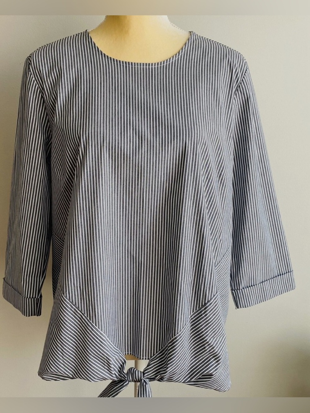 NWOT QStriped Tie-Hem 3/4 Sleeve Women's Top - Gray - Picture 2 of 10
